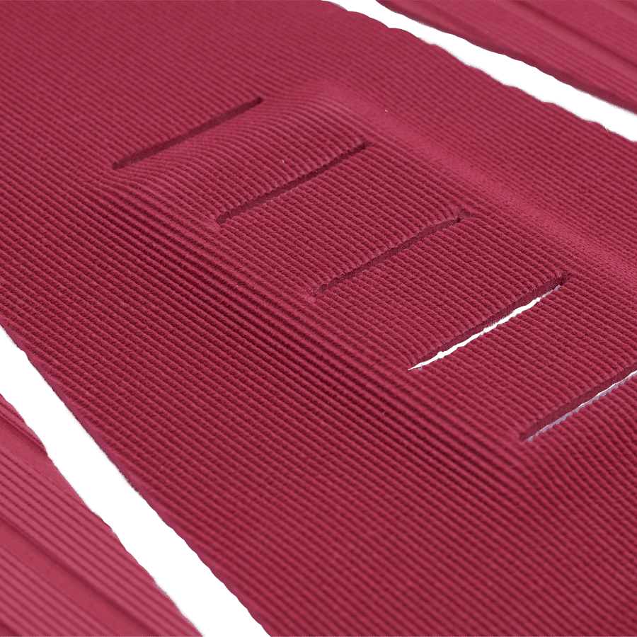 Primer plano del patron de líneas del grip Deflow 3 Piece Traction Burgundy en tono rojo vino profundo.