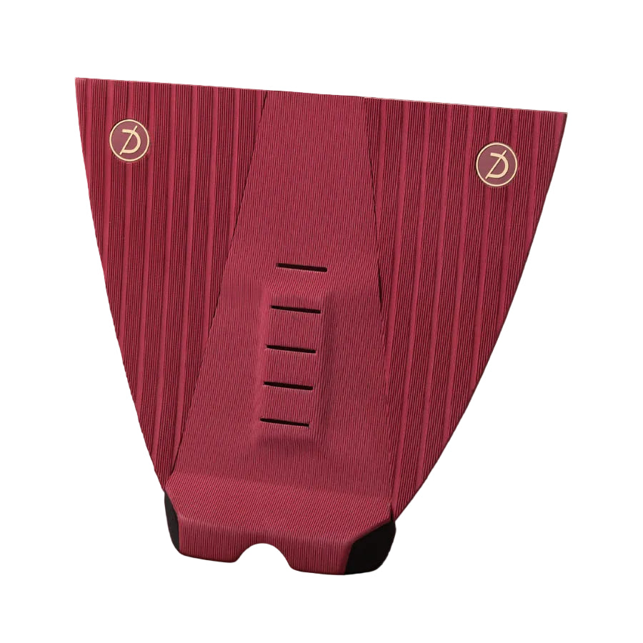 Grip de surf de tres piezas Deflow 3 Piece Traction en color burgundy rojo vino con matices púrpura, vista frontal con arco central y patrón de líneas en laterales sobre fondo blanco.