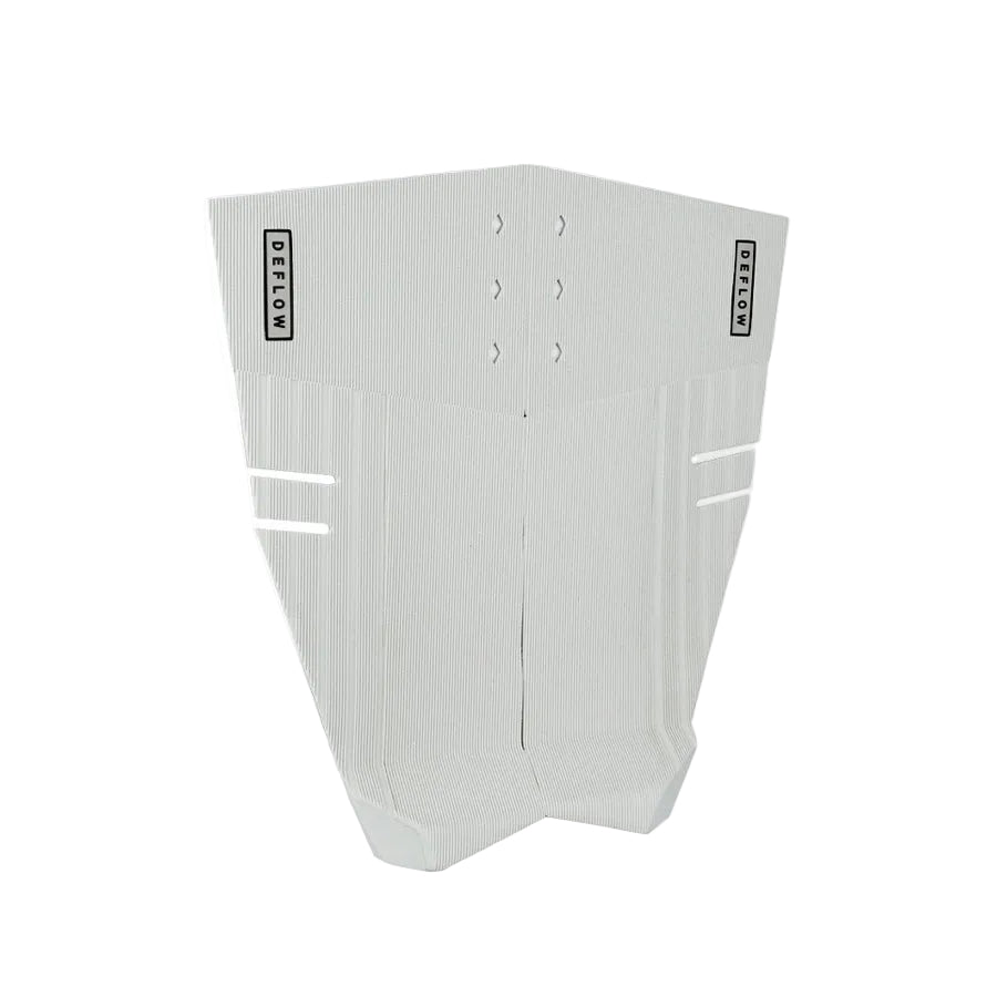 Vista lateral del grip Deflow 4 Piece Traction Silver mostrando el kick de cola de 30 mm con ángulo de 50 grados y el perfil plano sin arco central en tono plateado.
