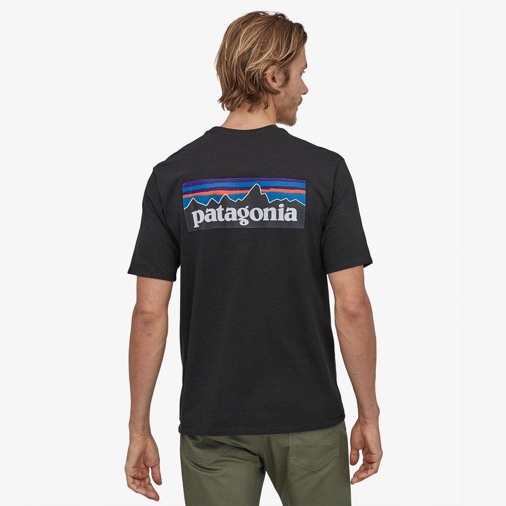 Hombre con la Camiseta Patagonia P-6 Logo Responsibili-Tee Black posterior