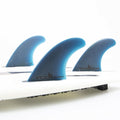 Quillas FCS II Performer Neo Glass Eco Tri Fins Medium Pacific instaladas en una tabla de surf