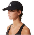 Mujer con la Gorra The North Face Horizon Hat Negra