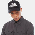 hombre con la Gorra The North Face Logo Trucker Black White