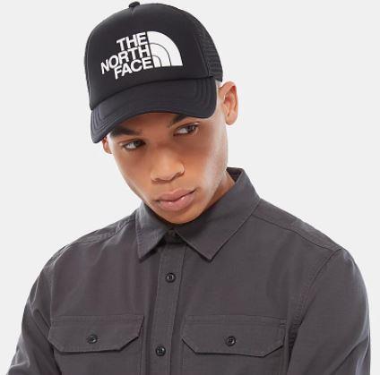 hombre con la Gorra The North Face Logo Trucker Black White