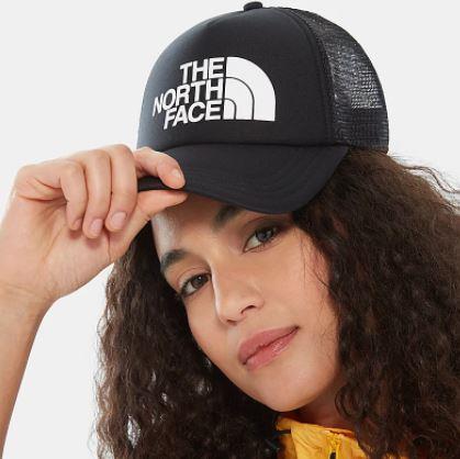 Mujer con la Gorra The North Face Logo Trucker Black White