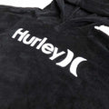 Poncho Hurley One & Only en color Negro con el logo de Hurley bordado en el pecho