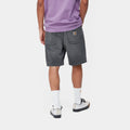 Hombre con los Pantalones cortos Carhartt WIP Newel Short Black Light Used Wash posterior