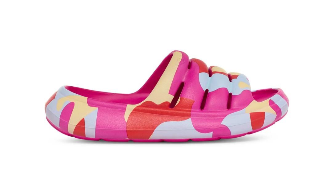 UGG SPORT YEAH CAMOPOP DRAGON FRUIT | SANDALIAS DE ESPUMA RESISTENTE AL AGUA