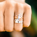 Una mujer lleva el Anillo Pura Vida Kona Ring Silver para mujer con su versión en Rose Gold