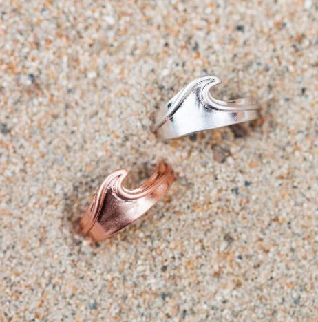 Anillo Pura Vida Kona Ring Rose Gold para mujer con su versión en Silver sobre la arena