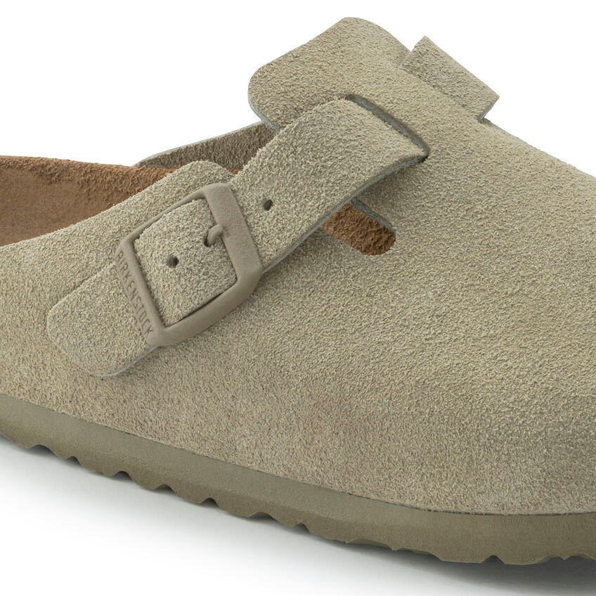 Cierre de hebilla de los Zuecos Birkenstock Boston Faded Khaki Suede Clogs