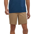 Hombre con el Pantalón corto Patagonia Hydropeak Hybrid Mojave Khaki 19