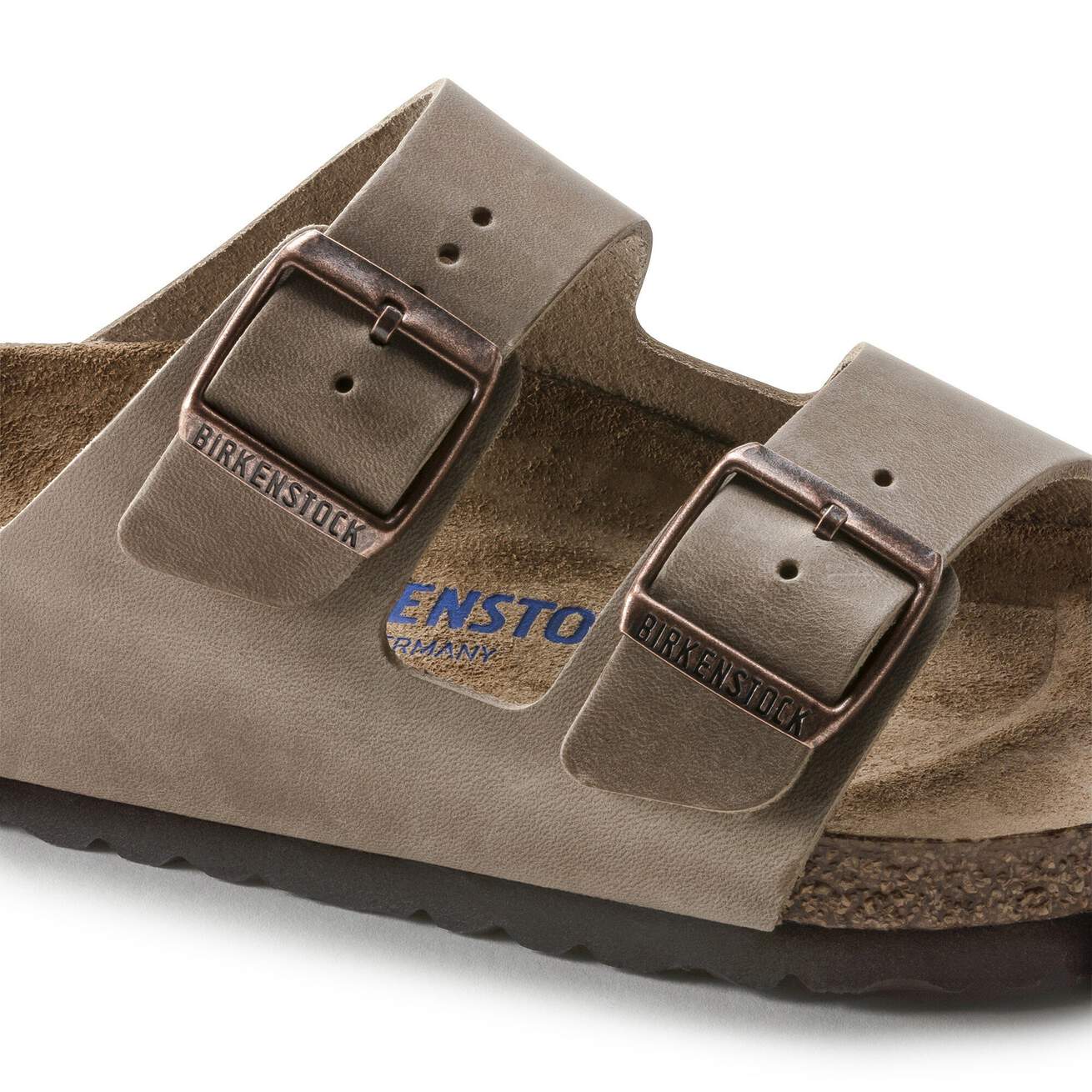 Detalle de las dos hebillas de espiga metálica con acabado cobrizo envejecido de la Birkenstock Arizona cuero engrasado Tobacco Brown.