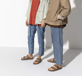 Par de sandalias Birkenstock Arizona Plantilla Blanda cuero engrasado Tobacco Brown en vista tres cuartos mostrando ambas correas ajustables.