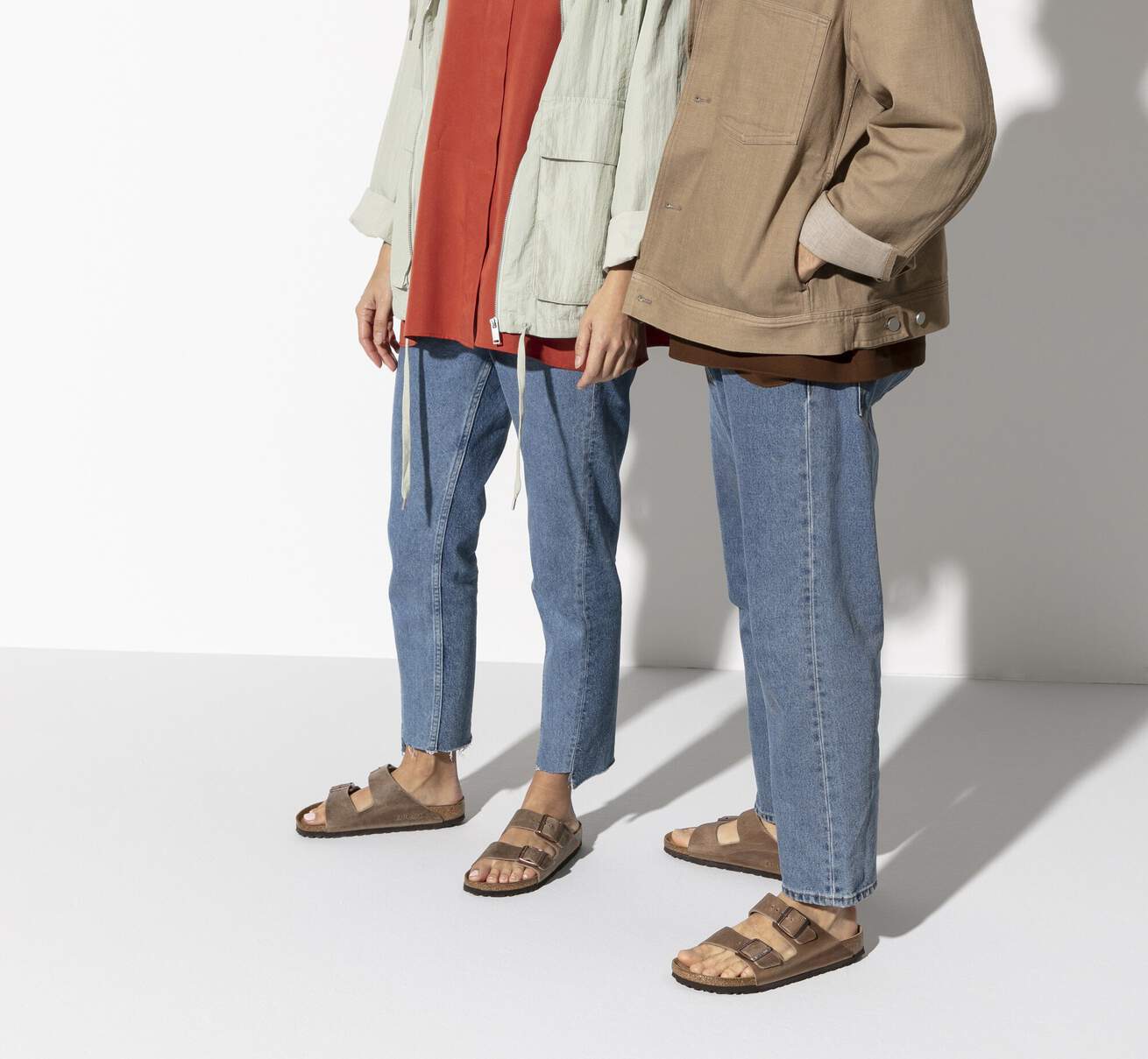 Par de sandalias Birkenstock Arizona Plantilla Blanda cuero engrasado Tobacco Brown en vista tres cuartos mostrando ambas correas ajustables.