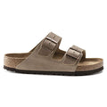 Primer plano de las correas de cuero nubuc engrasado Tobacco Brown y plantilla de ante de la Birkenstock Arizona Plantilla Blanda.