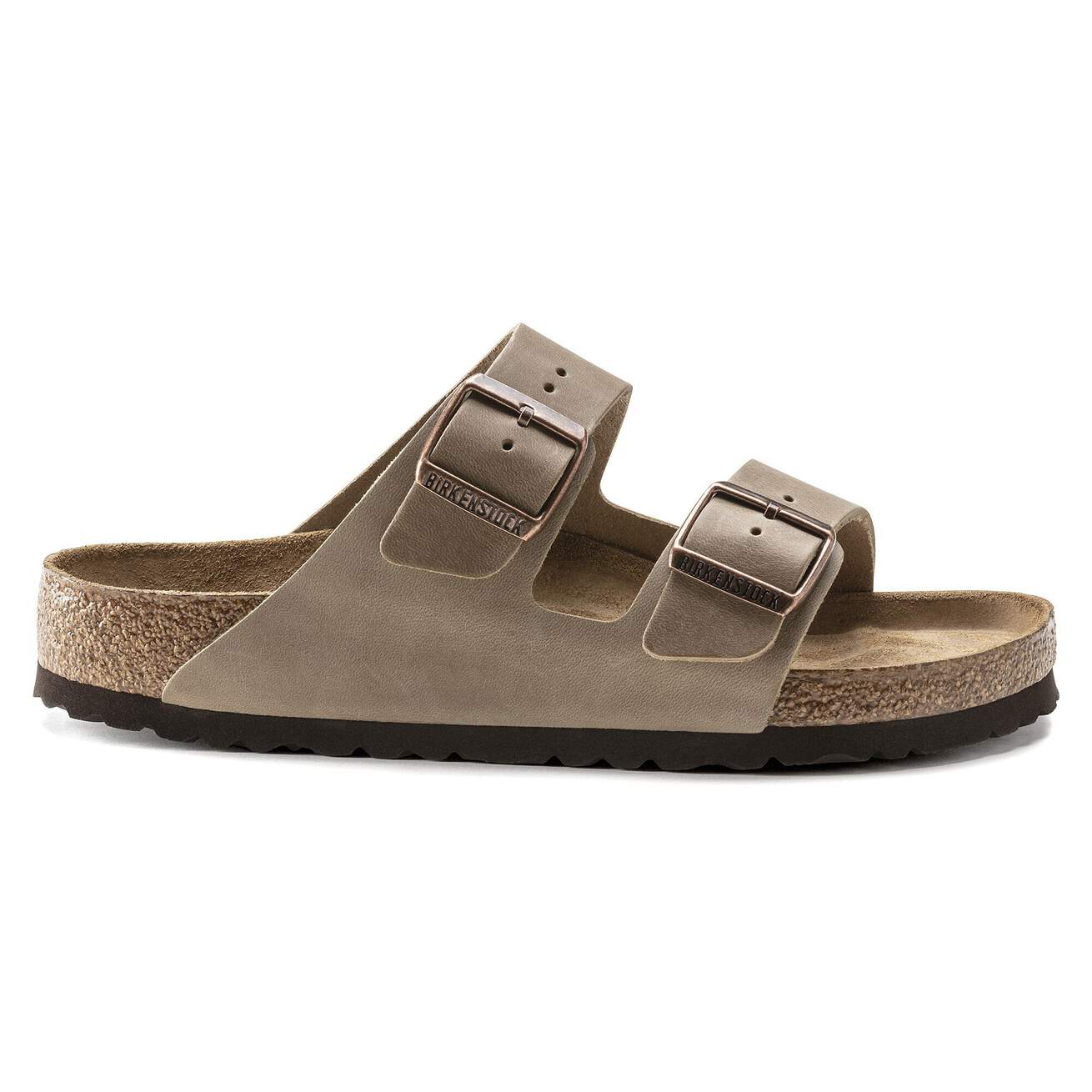 Primer plano de las correas de cuero nubuc engrasado Tobacco Brown y plantilla de ante de la Birkenstock Arizona Plantilla Blanda.