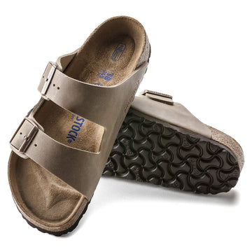 Birkenstock Arizona Plantilla Blanda cuero engrasado Tobacco Brown, perfil lateral con base de corcho visible y suela de EVA oscura.