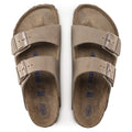 Birkenstock Arizona Plantilla Blanda cuero engrasado Tobacco Brown, vista superior del par mostrando plantilla de ante y etiqueta Soft Footbed.