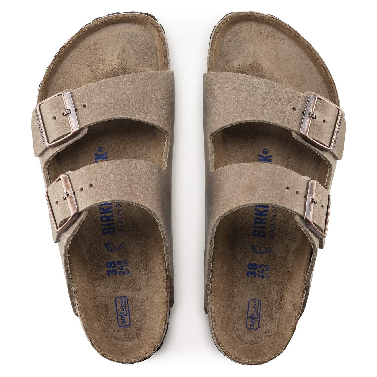 Birkenstock Arizona Plantilla Blanda cuero engrasado Tobacco Brown, vista superior del par mostrando plantilla de ante y etiqueta Soft Footbed.