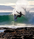 Un hombre hace un aéreo con la Tabla de surf JS Black Baron PE Carbon Fusion