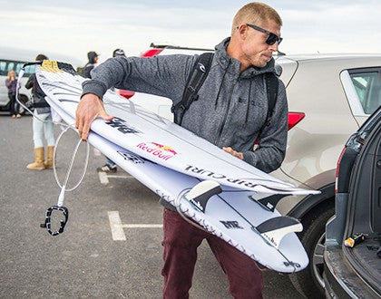 Mick Faning mete en el maletero su tabla de surf con las quillas FCS II MG PC Tri Fin Set L 