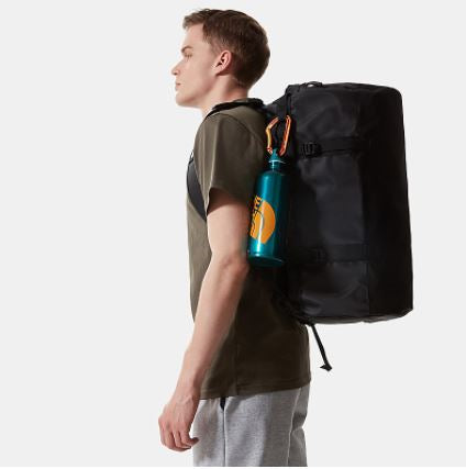 Hombre con la Bolsa de Viaje The North Face Base Camp Duffel S Negra