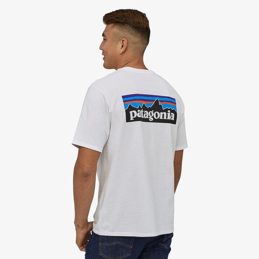 Hombre con la Camiseta Patagonia P-6 Logo Responsibili-Tee White posterior