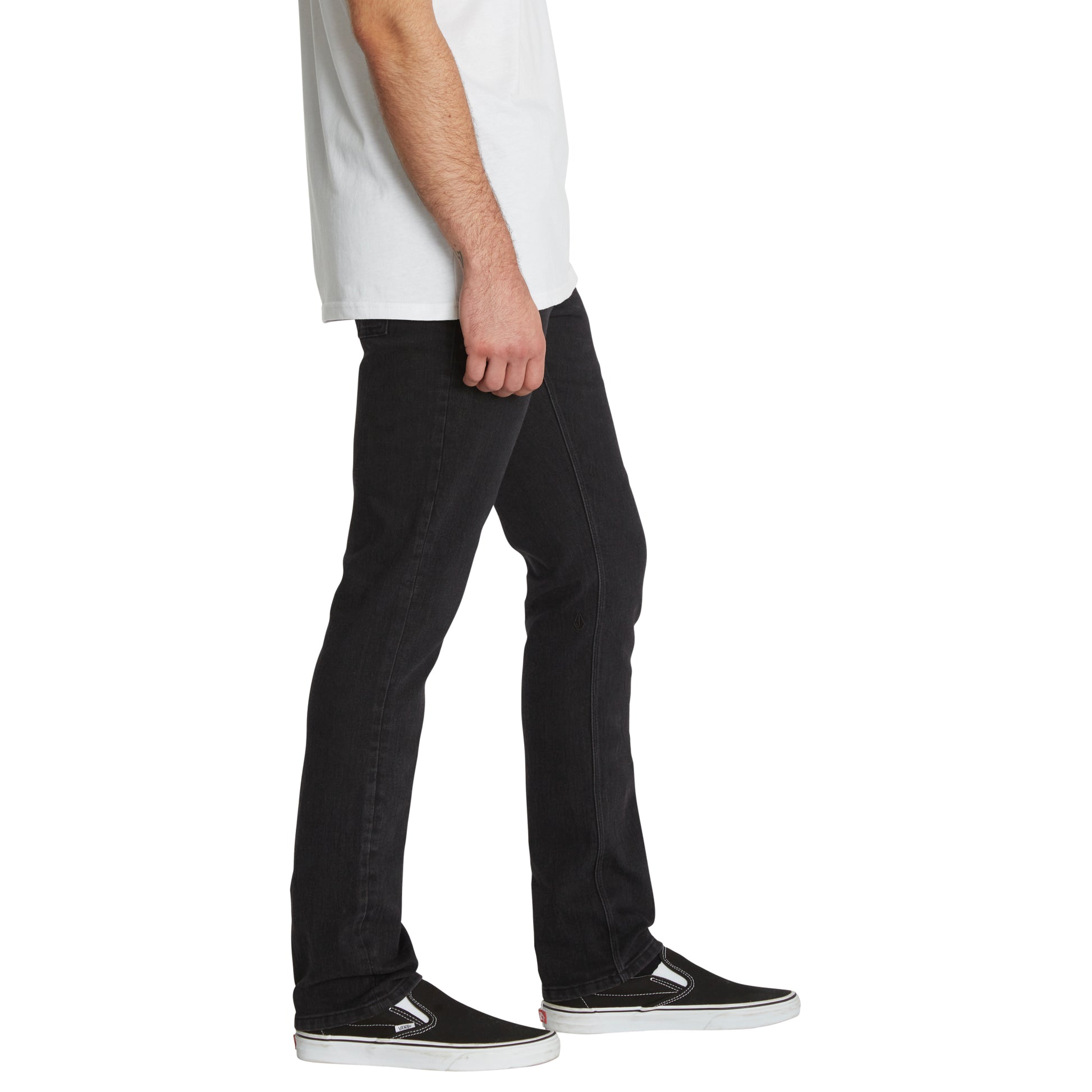 Hombre con Pantalón Vaquero Negro Volcom Vorta Denim Slim Fit Black Out lateral