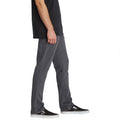 Hombre con Pantalón Volcom Vorta Denim Slim Fit Gris Easy Enzyme Grey lateral