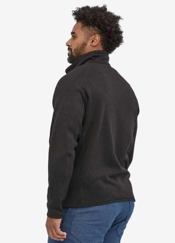 Hombre con la Chaqueta Patagonia Better Sweater en Negro espalda