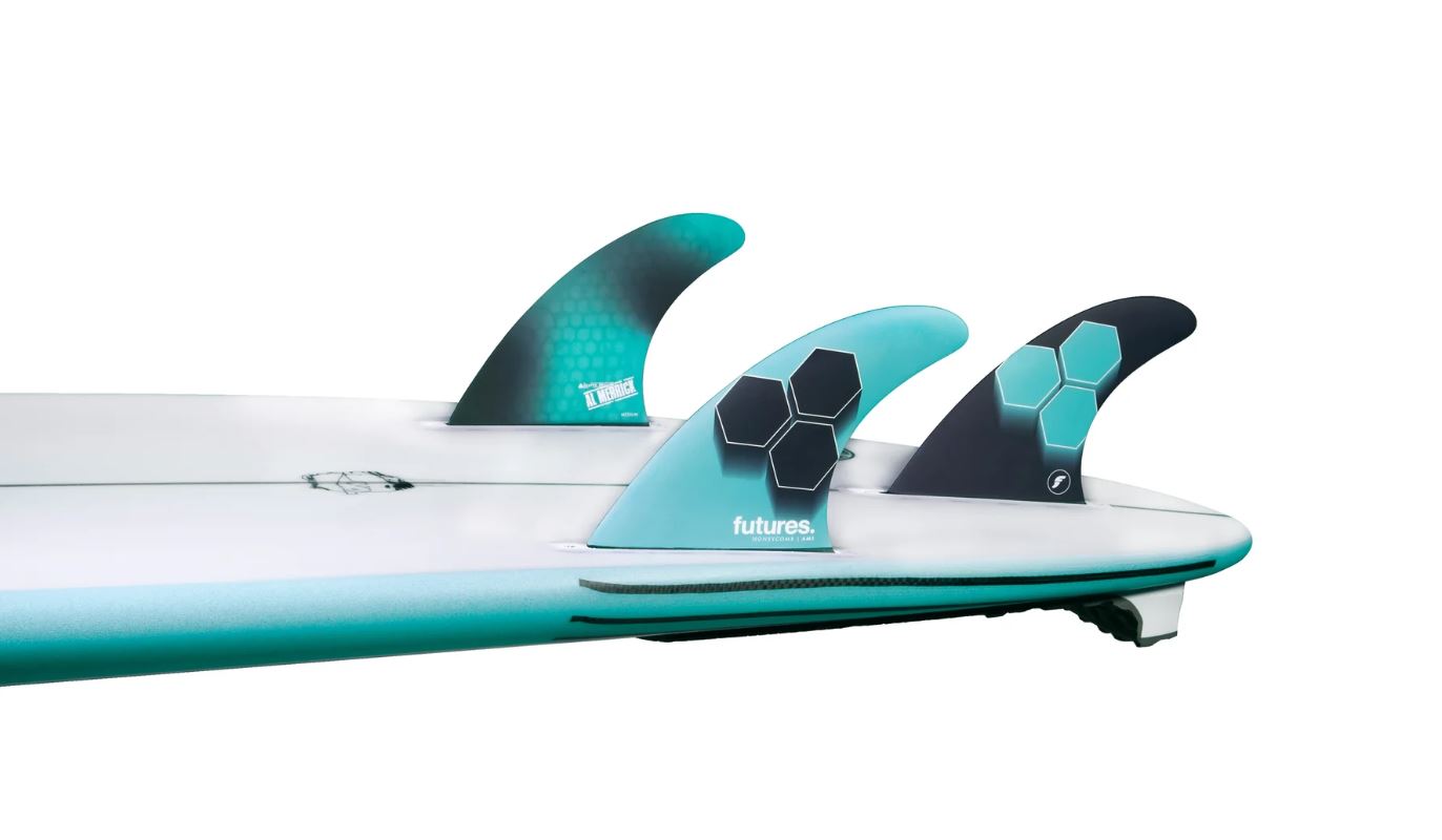 Quillas Futures AM1 Honeycomb Thruster Fins instaladas en tabla de surf