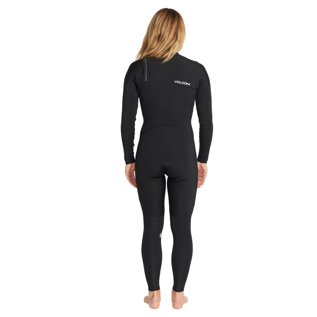 Modelo con el traje de neopreno VOLCOM 4/3MM CHEST ZIP FULLSUIT en color negro para mujer, vista frontal