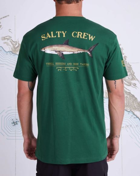 Hombre con la Camiseta de manga corta para hombre Salty Crew Bruce Premium Forest Green con un tiburón estampado en la espalda