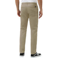 Hombre con el Pantalón Dickies Kerman Khaki posterior