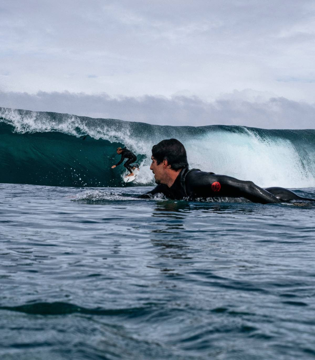 Un surfer espera su ola con el Traje de surf Rip Curl Flash Bomb FUSION 5/3 Sin Costuras