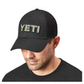 Hombre con Gorra de camionero Yeti Camo Logo Badge Negra