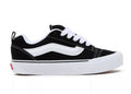 Zapatillas de skate Vans Knu Skool Black/True White derecha