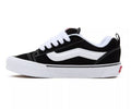 Zapatillas de skate Vans Knu Skool Black/True White izquierda