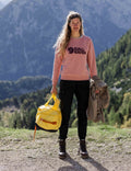 Mujer con la Mochila Fjällräven Kanken High Coast Duffel 36 Amarillo Suave