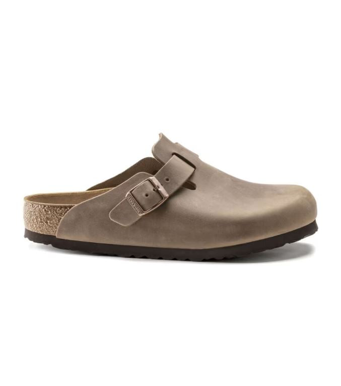 Zuecos Birkenstock Boston de piel engrasada en marrón tabaco con ajuste estrecho