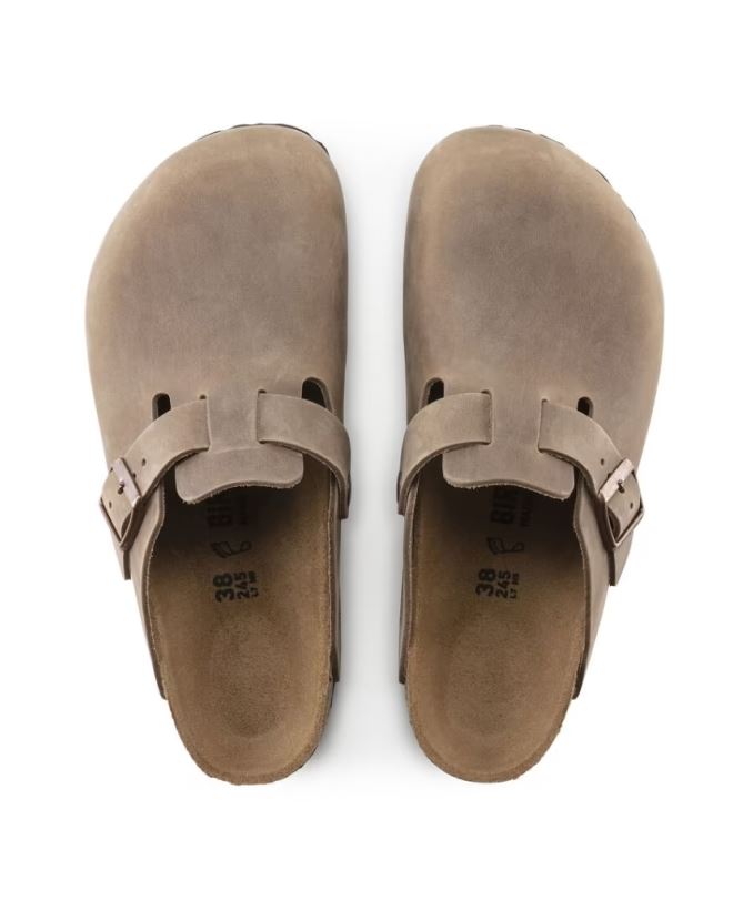 Zuecos Birkenstock Boston de piel engrasada en marrón tabaco con ajuste ancho superior