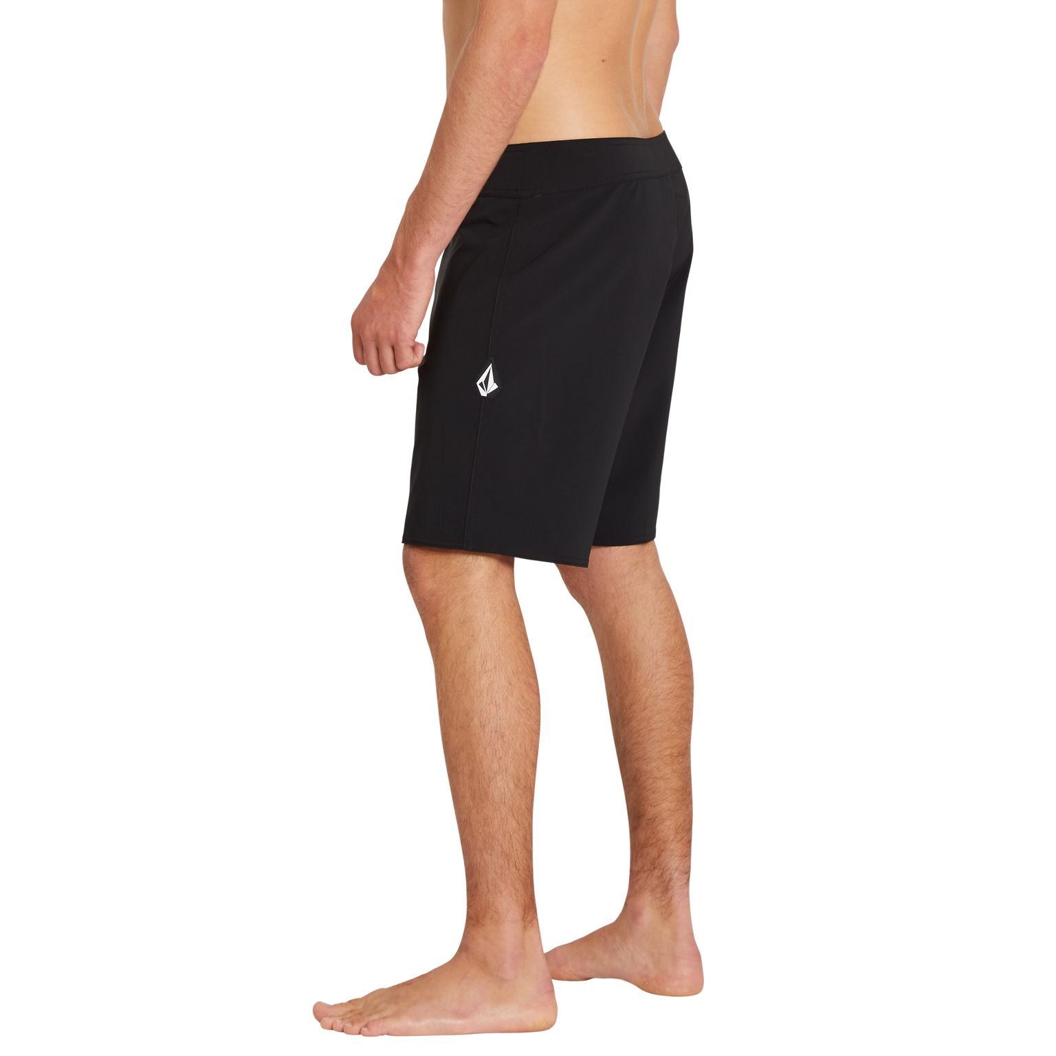 Hombre con el Bañador Volcom Lido Solid Mod 18" en Negro lateral