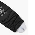 Una tabla asoma de la funda Funda elástica tipo calcetín Rip Curl Stretch Sock Performance en color negro