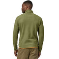 Hombre con la Patagonia R1 Air Zip-Neck Buckhorn Green espalda