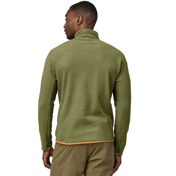 Hombre con la Patagonia R1 Air Zip-Neck Buckhorn Green espalda