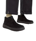 Zapatos UGG Burleigh Chukka en negro para hombre on foot