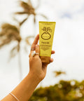 Una mano muestra la Crema de Protección Solar Facial Sun Bum Original SPF 50