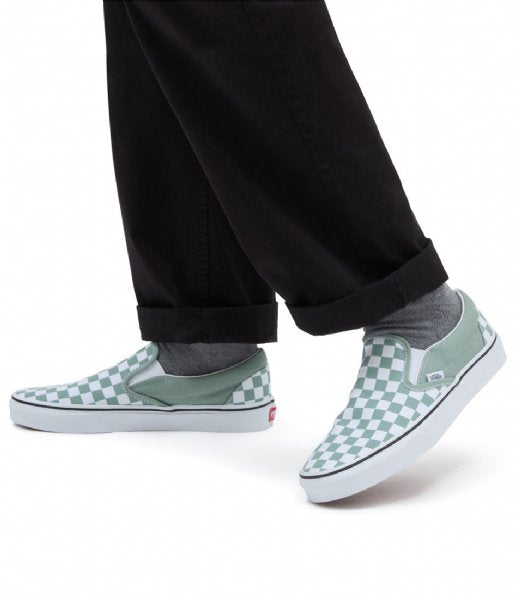 Zapatillas Vans Classic Slip On Checkboard color Verde y Blanco puestas