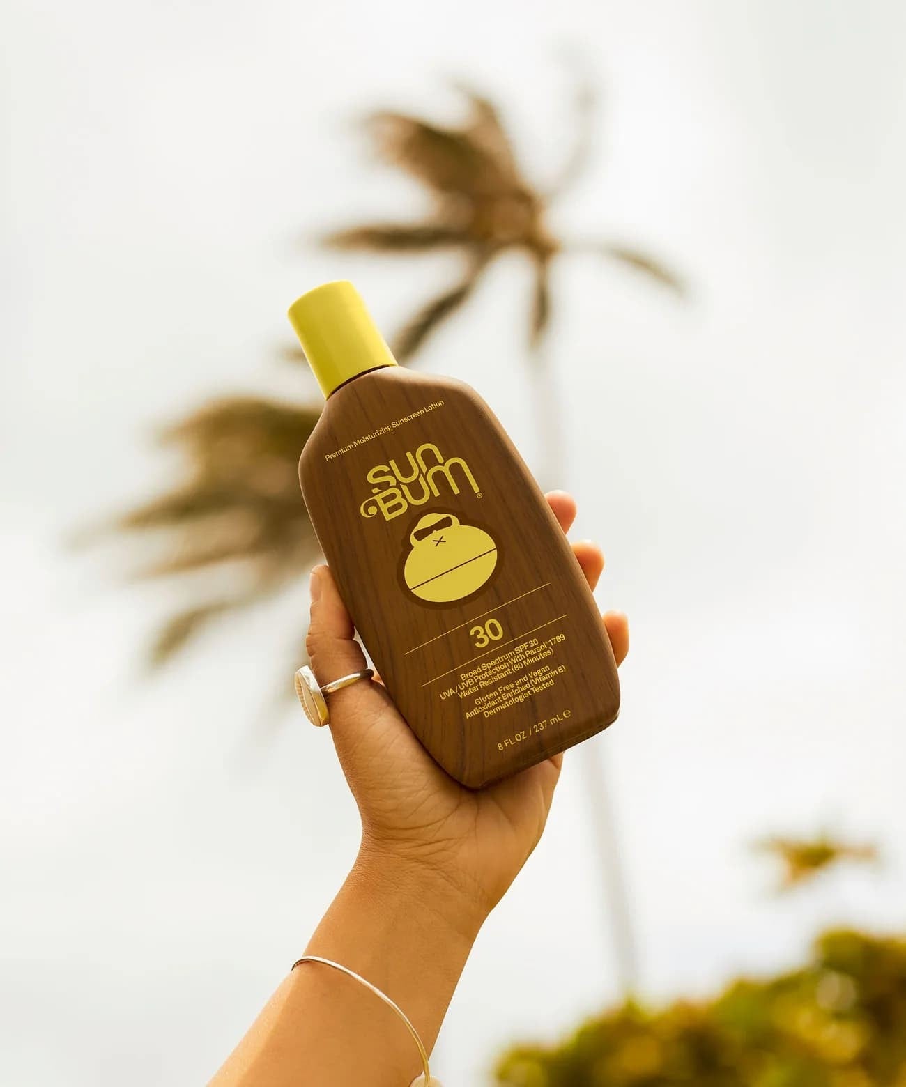 Una mano sujeta la Crema de Protección Solar Sun Bum Original SPF 50